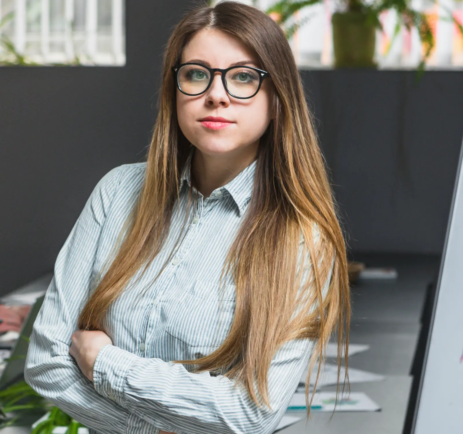 indian-business-man-reading-using-smart-phone-office (7)